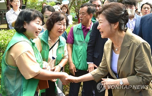 박근혜 전 대통령이 15일 오전 경북 구미시 상모동 박정희 전 대통령 생가를 찾아 시민들과 인사하고 있다. [구미=연합뉴스]